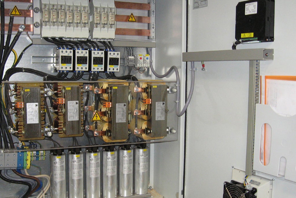Choosing the Right Capacitor Bank for Power Factor Correction